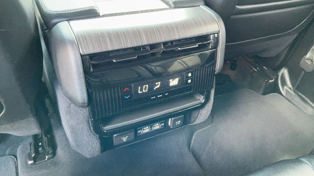 Used 2024 Jeep Wagoneer L Series II AWD/4WD image 9