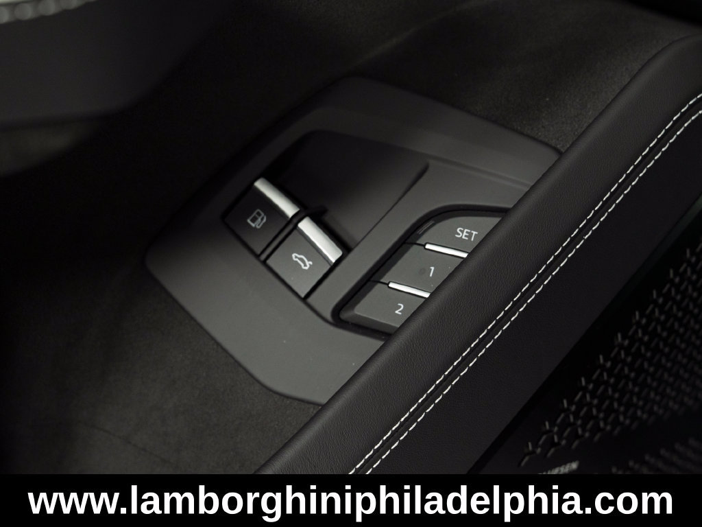 Used 2025 Lamborghini Urus SE AWD/4WD image 16