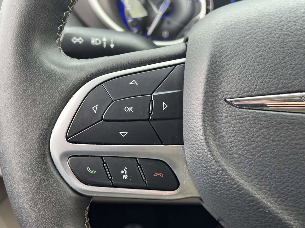 Used 2023 Chrysler Pacifica Touring-L image 27