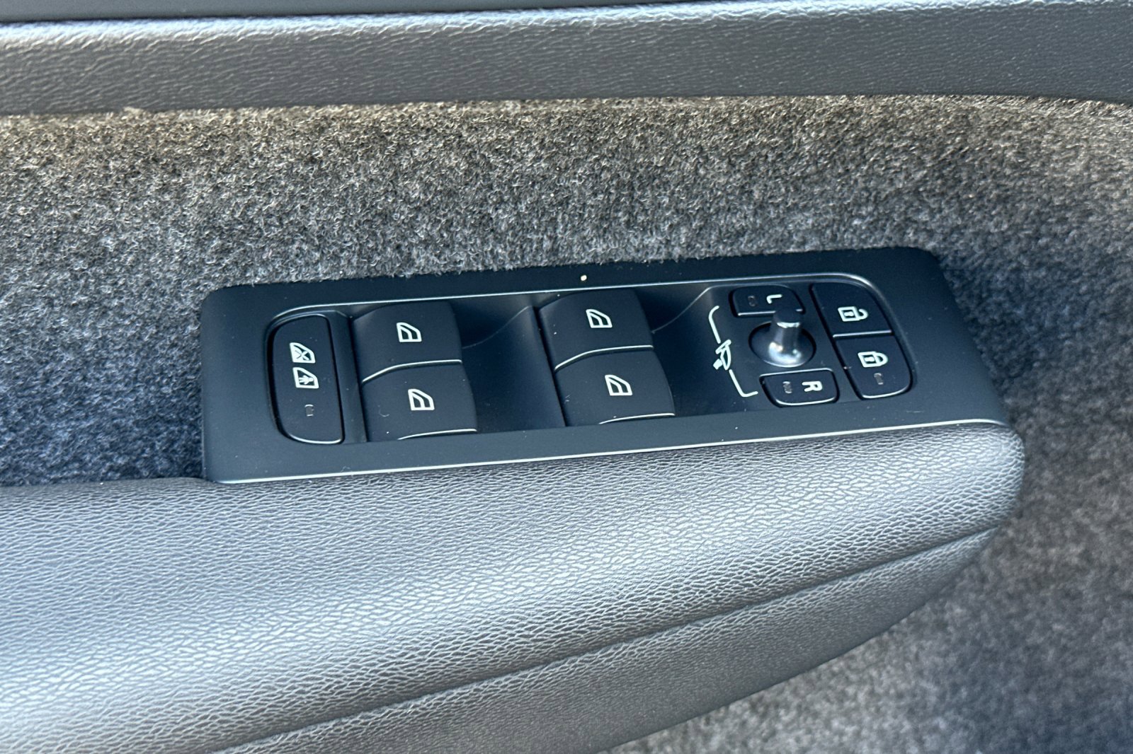 Certified 2023 Volvo C40 P8 Recharge Ultimate AWD/4WD image 12