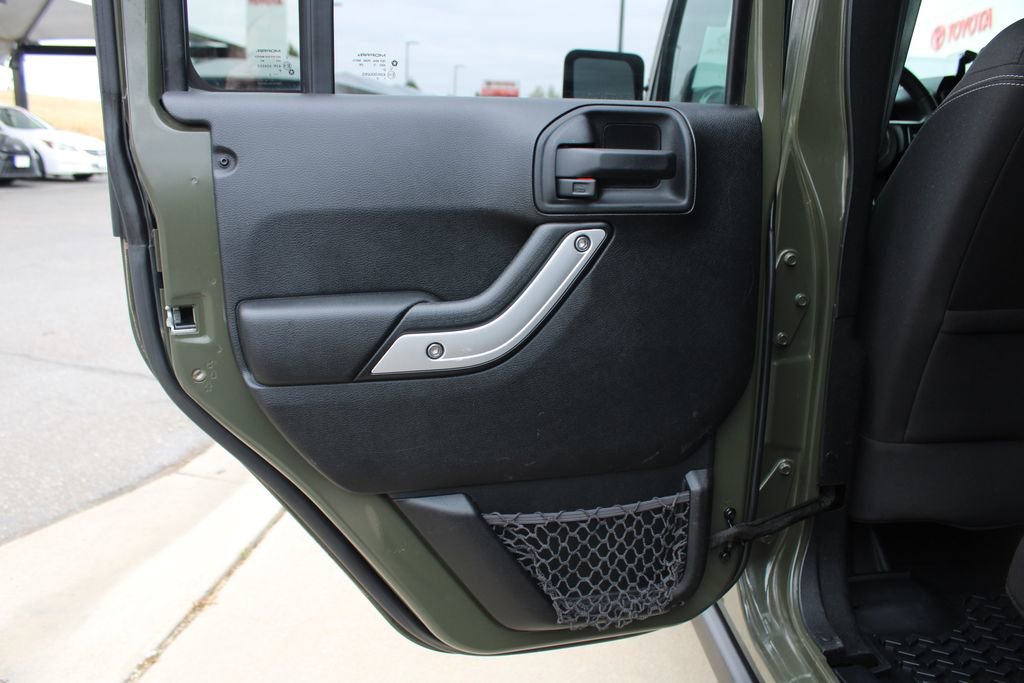 Used 2015 Jeep Wrangler Unlimited Rubicon w/ Connectivity Group AWD/4WD image 40