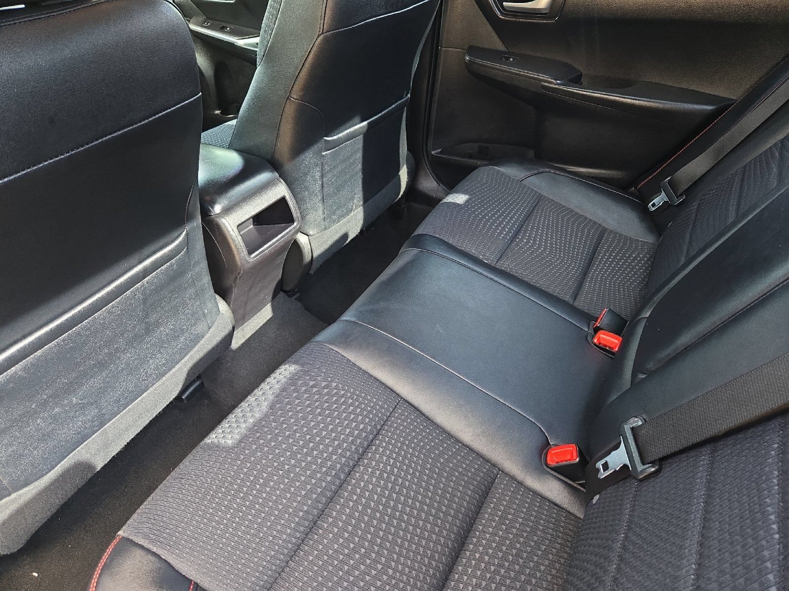 Used 2015 Toyota Camry SE FWD image 11