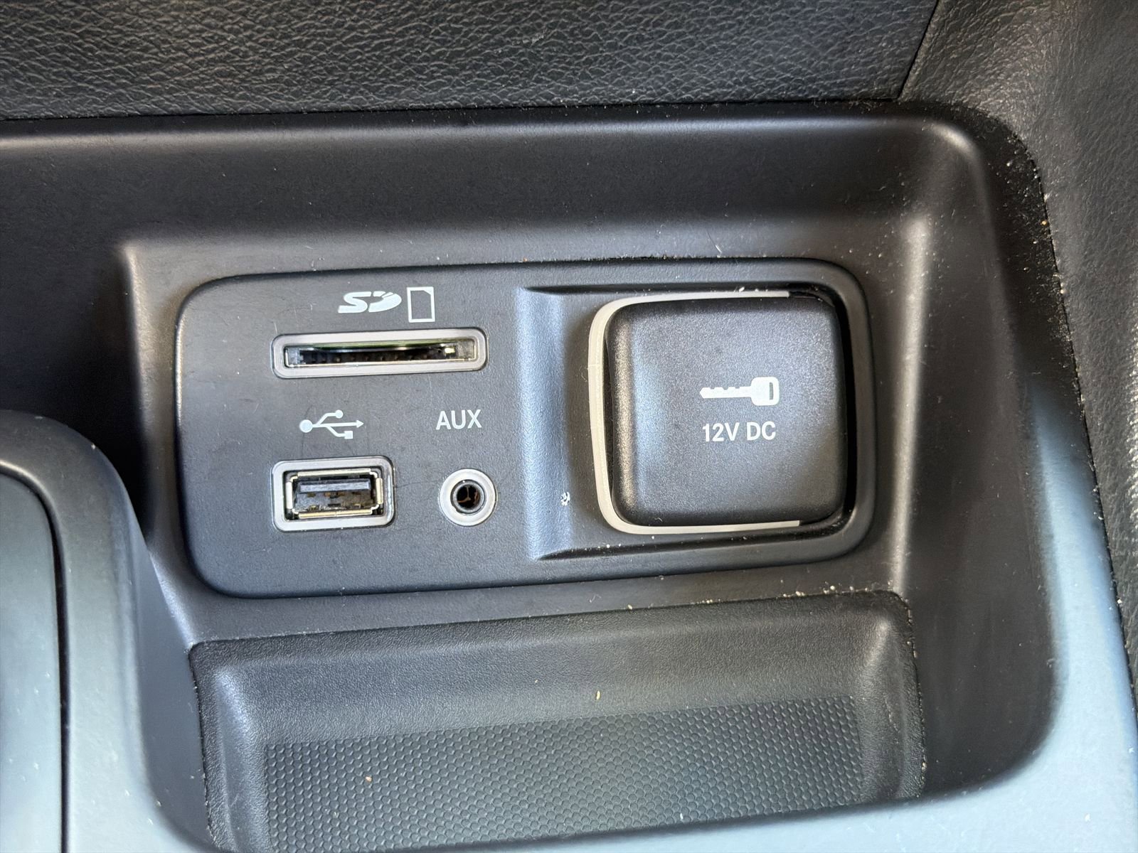 Used 2015 Jeep Cherokee Latitude w/ Comfort/Convenience Group AWD/4WD image 38