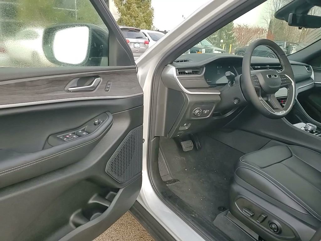 New 2025 Jeep Grand Cherokee Limited w/ Luxury Tech Group II image 24