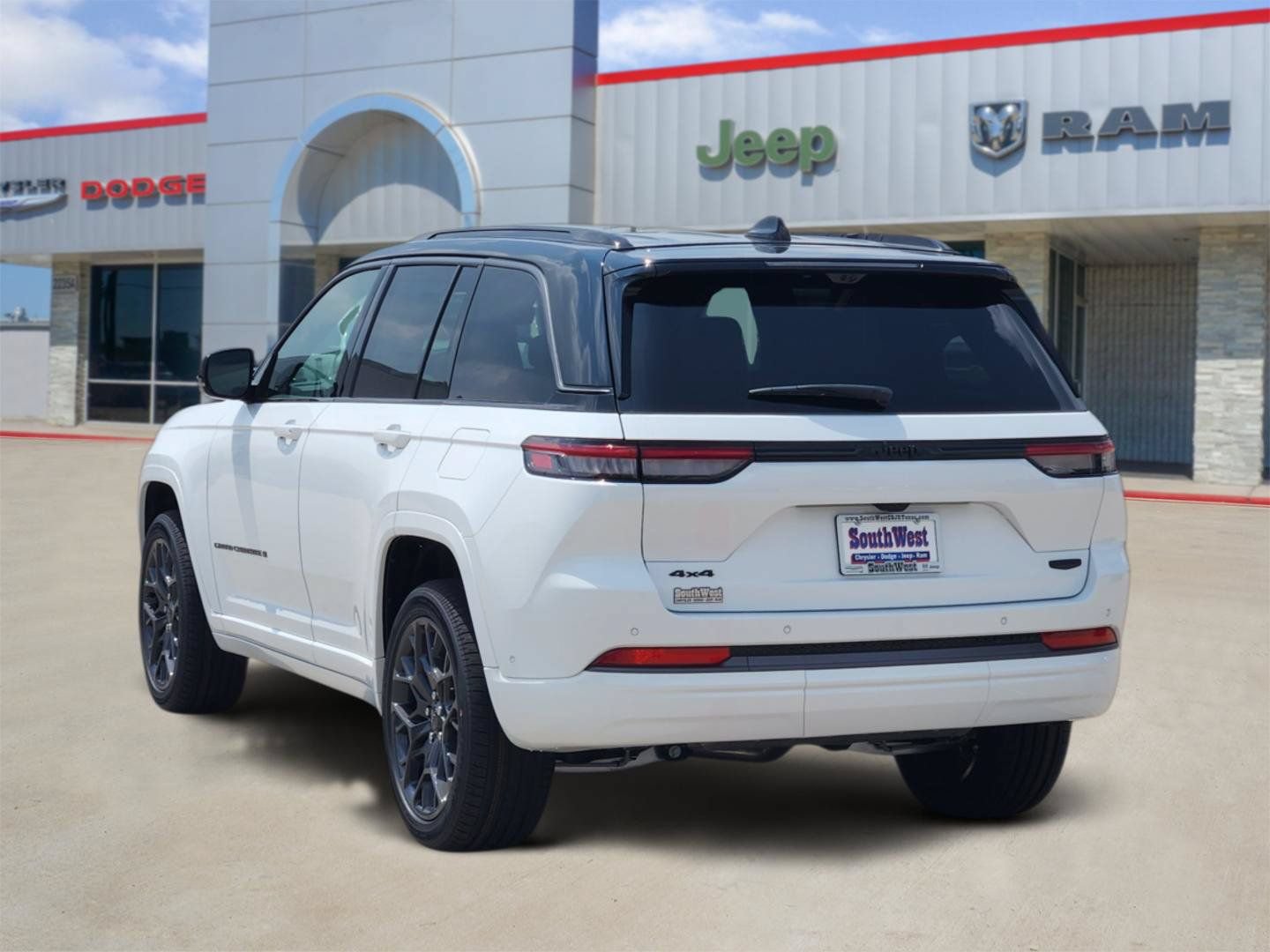 New 2026 Jeep Grand Cherokee Summit w/ Obsidian Package AWD/4WD image 4