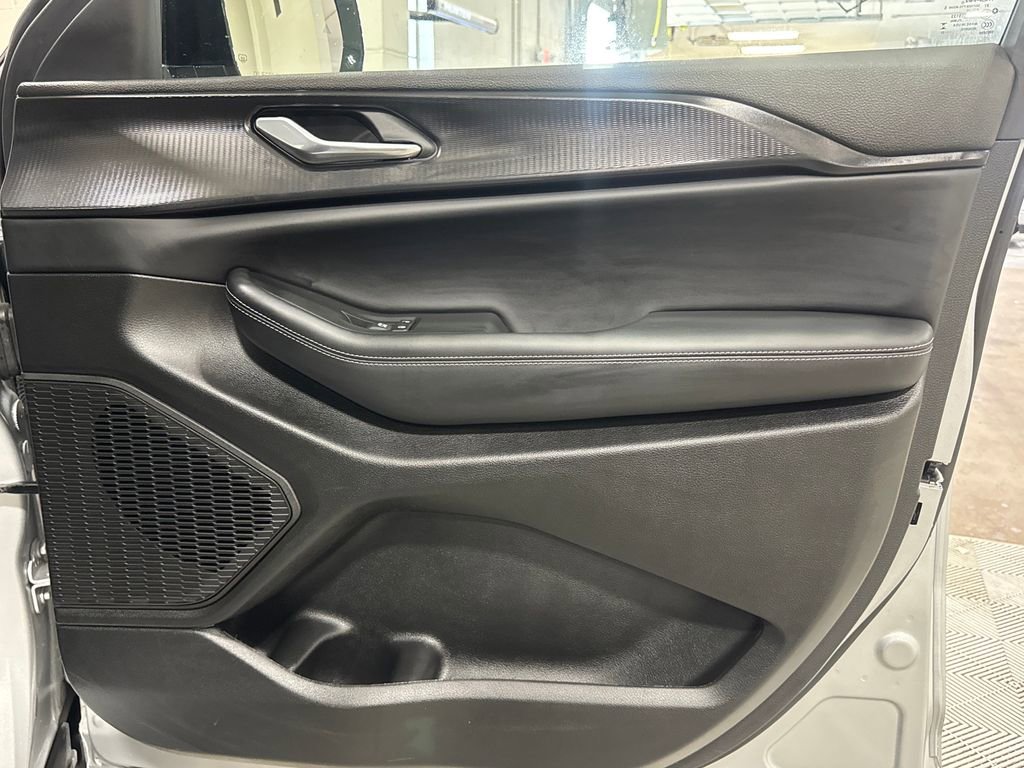 Used 2025 Jeep Grand Cherokee Altitude image 28