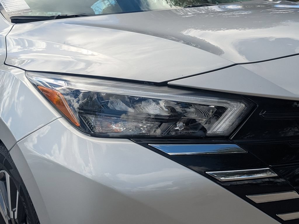 Used 2025 Nissan Versa SV FWD image 10