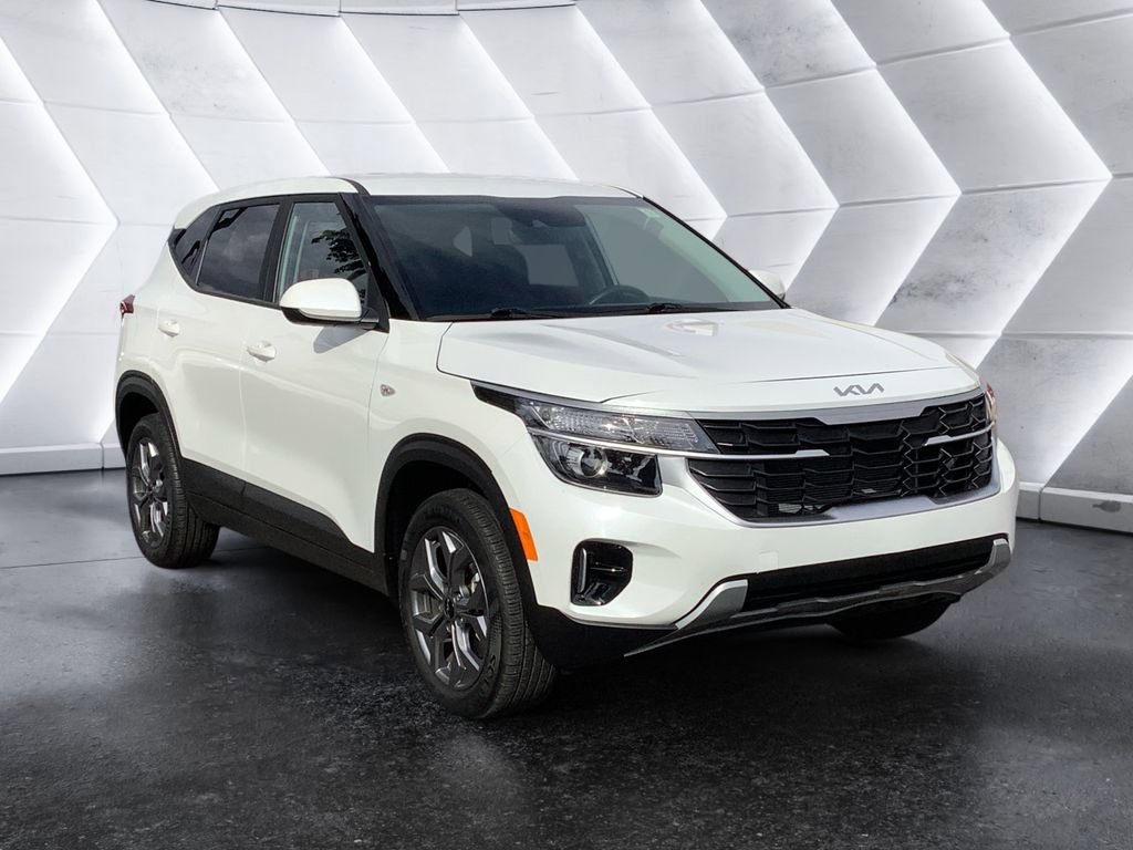 Used 2025 Kia Seltos LX AWD/4WD image 1