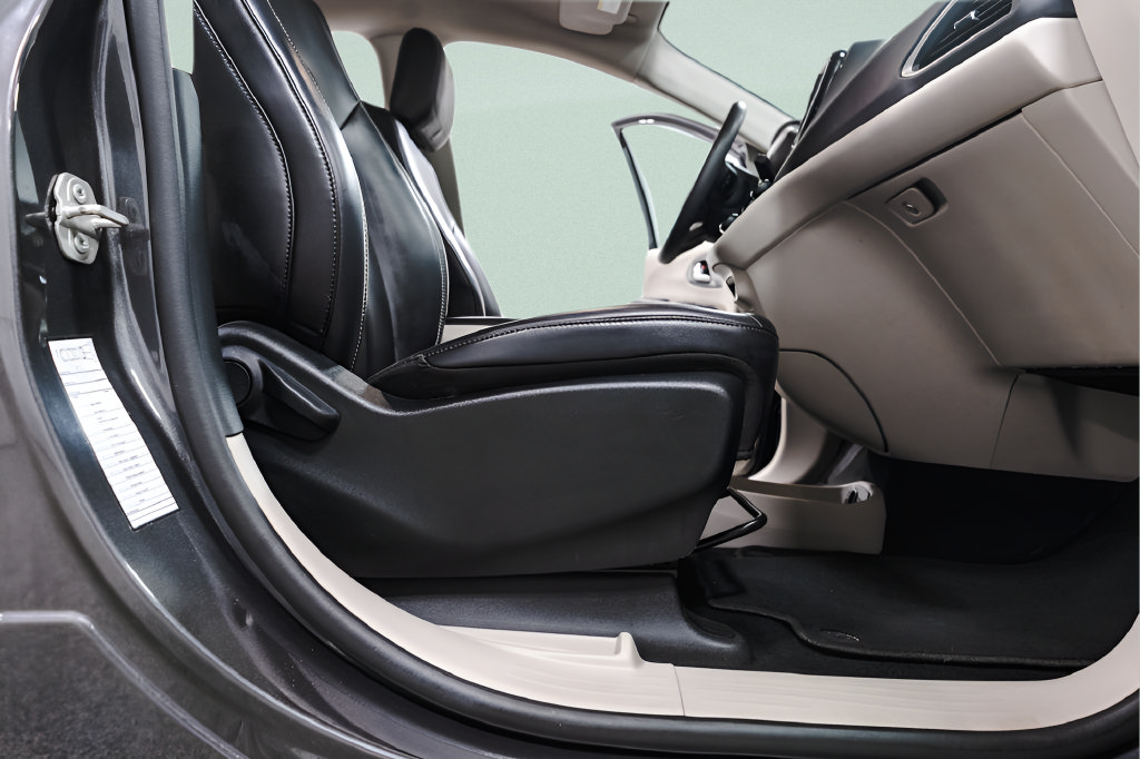 Used 2023 Chrysler Pacifica Touring-L FWD image 38