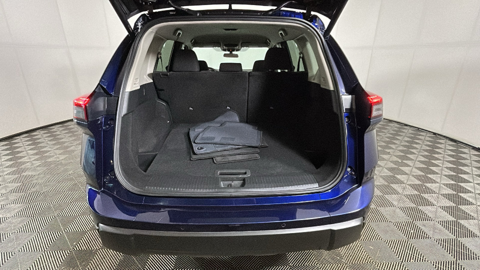 Used 2025 Nissan Rogue SV FWD image 31