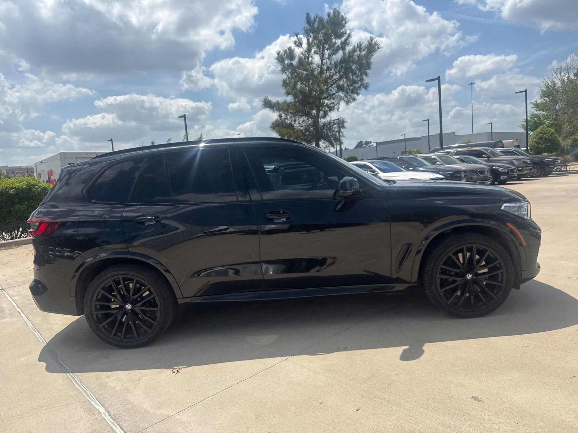 Used 2023 BMW X5 M50i w/ Executive Package image 3