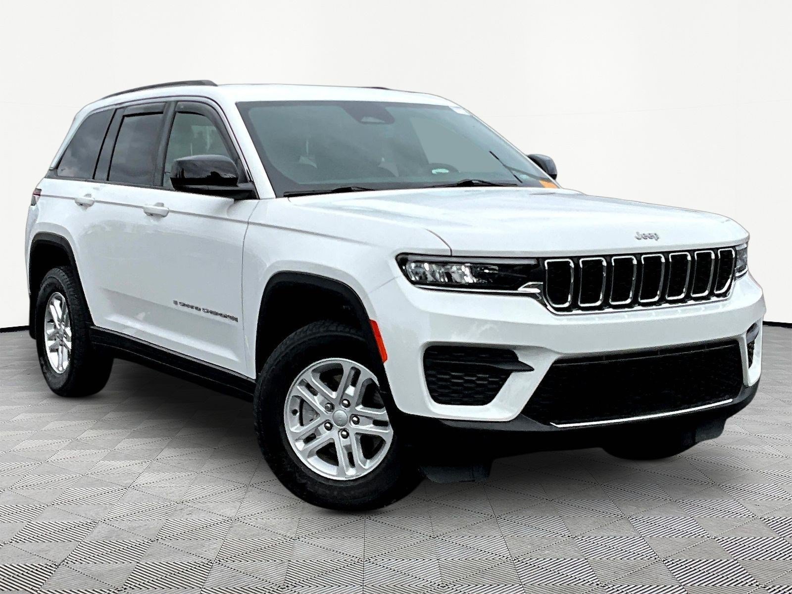 Used 2025 Jeep Grand Cherokee Laredo w/ Luxury Tech Group I AWD/4WD image 3
