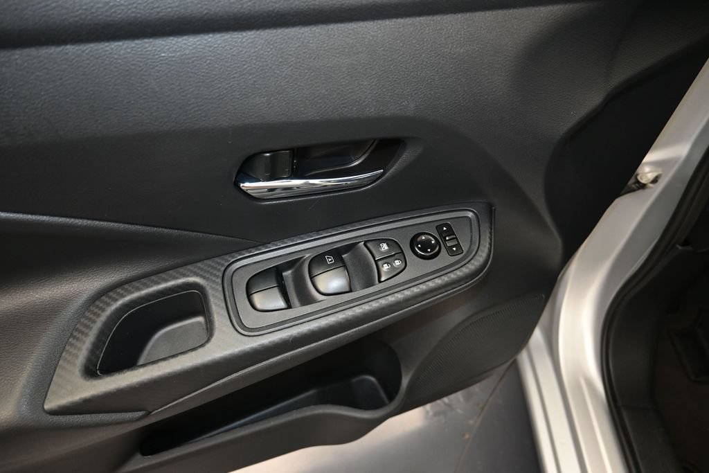Used 2025 Nissan Versa SV FWD image 11