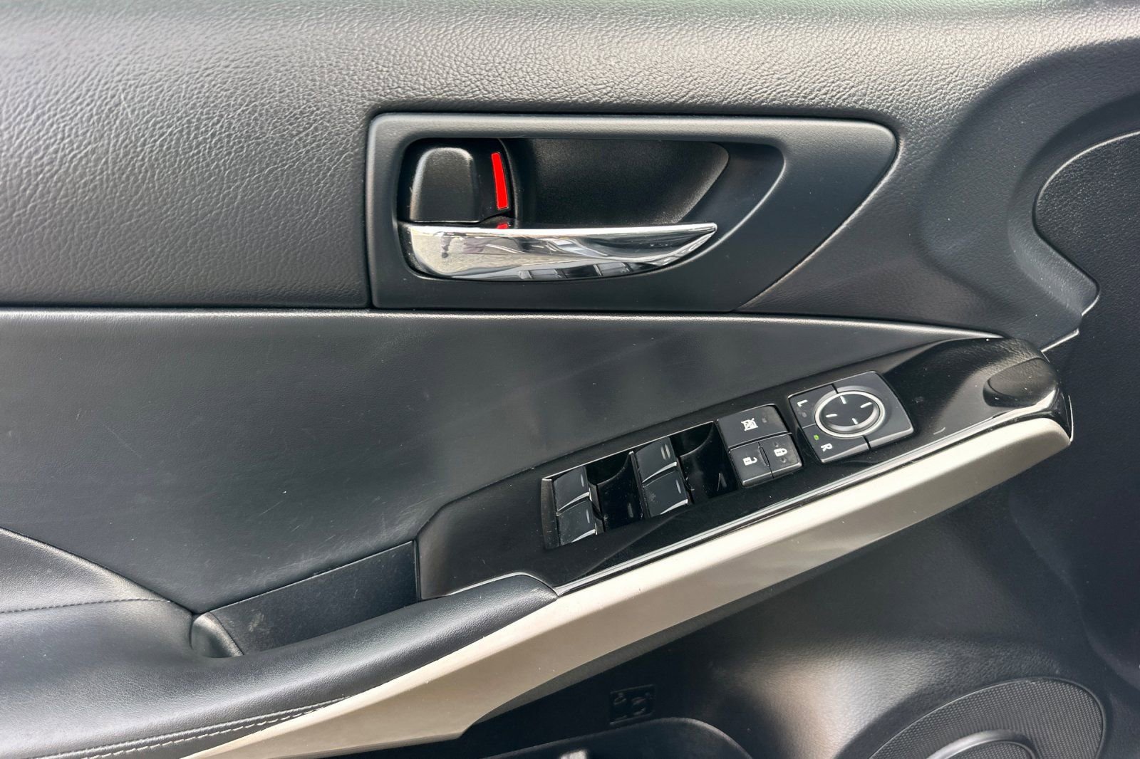 Used 2016 Lexus IS 200t image 11