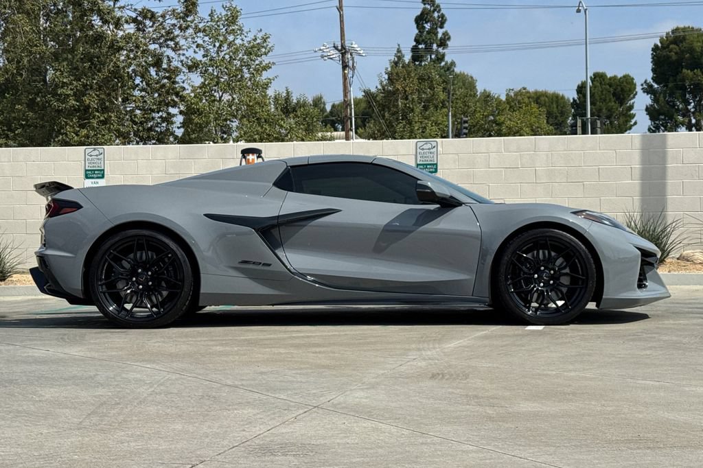 Used 2024 Chevrolet Corvette Z06 w/ Stealth Interior Trim Package RWD image 5