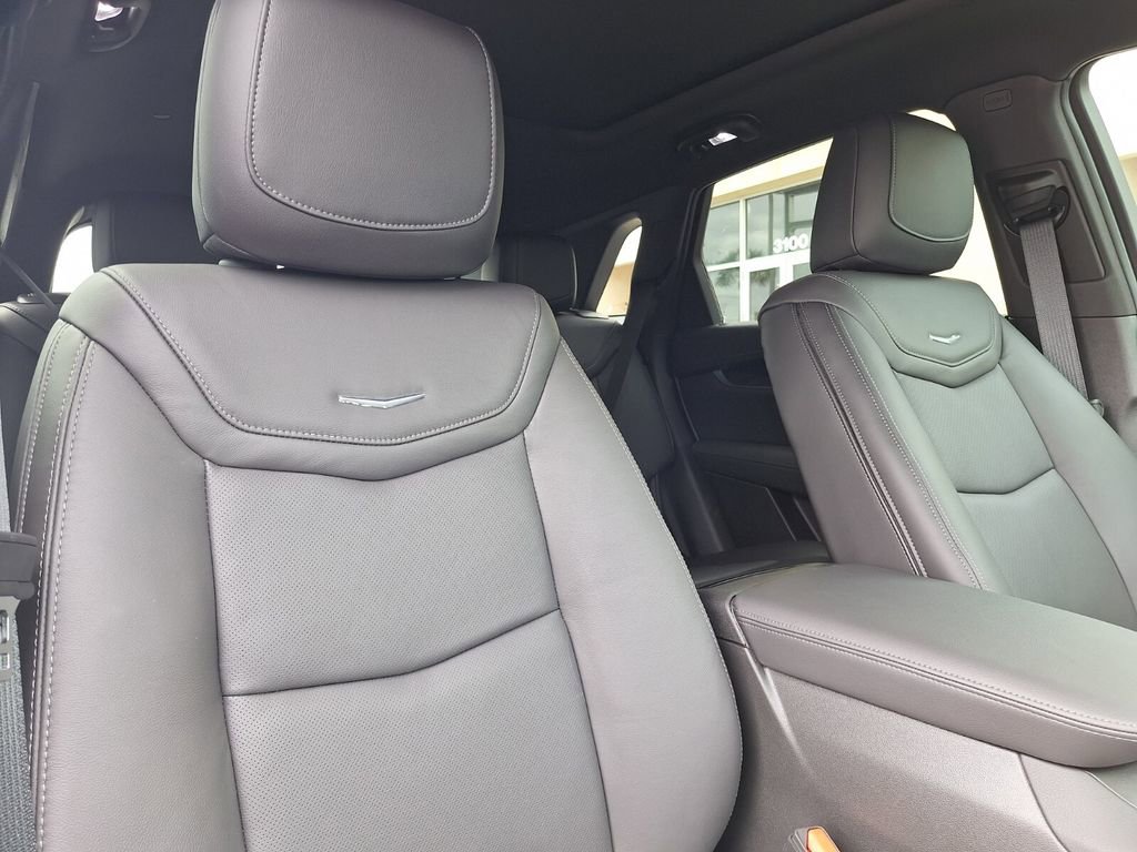 New 2026 Cadillac XT5 Luxury w/ LPO, ONYX Package FWD image 28