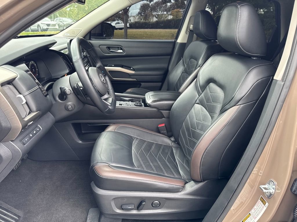 Used 2023 Nissan Pathfinder Platinum image 11