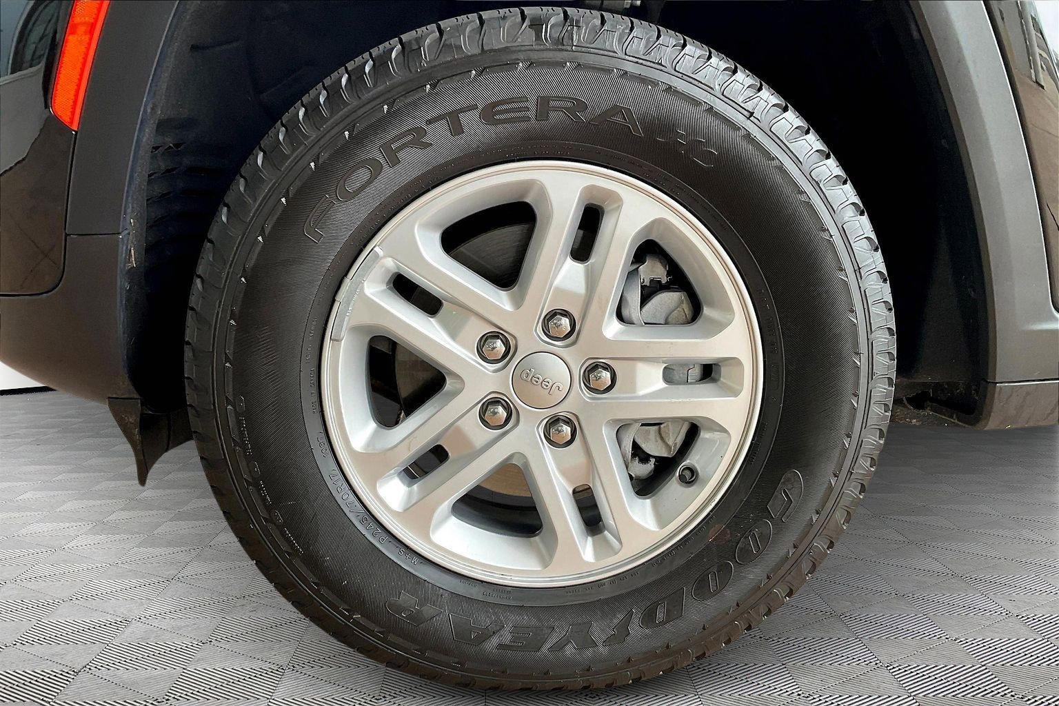 Used 2023 Jeep Grand Cherokee Laredo image 31