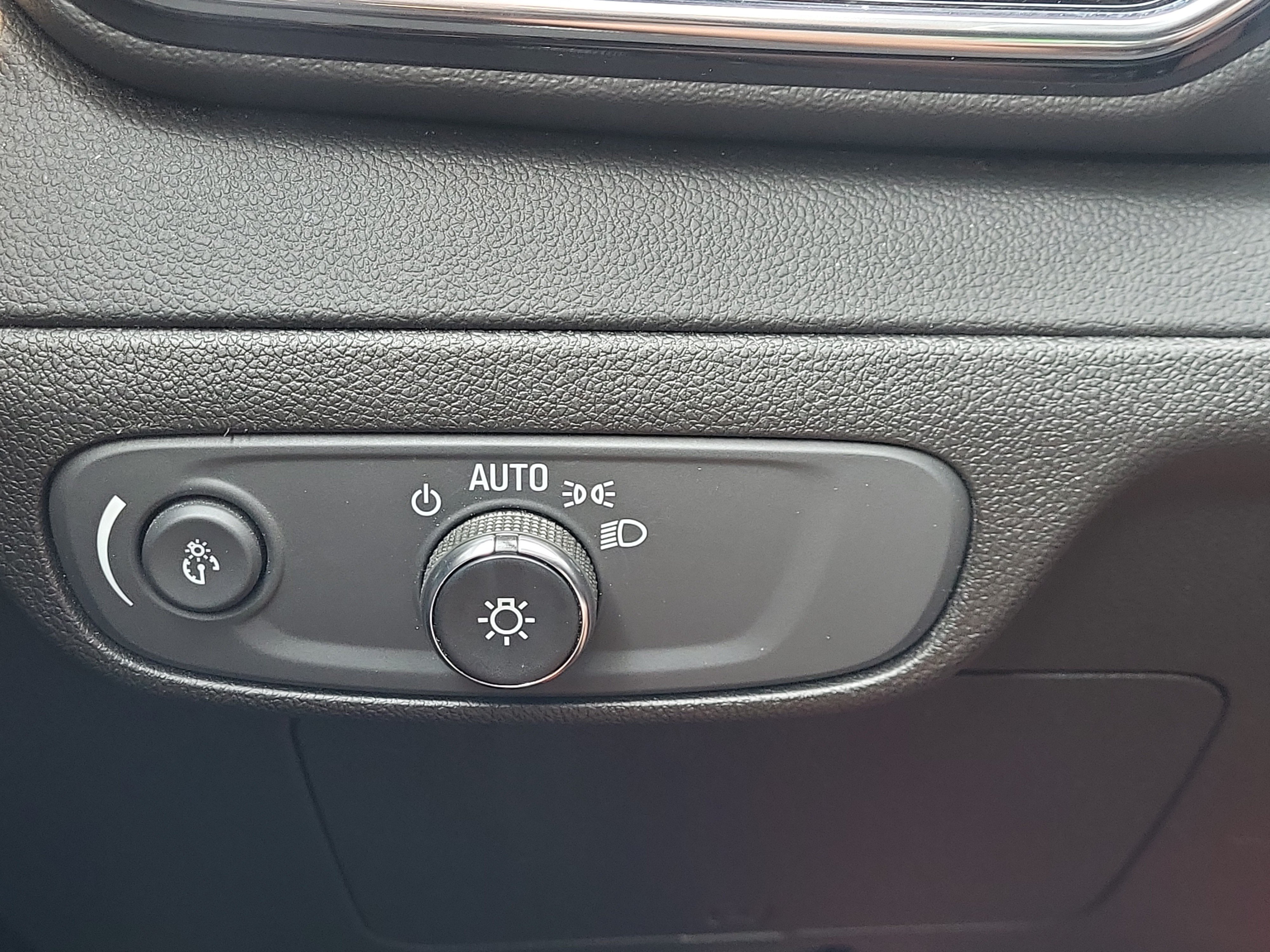 Used 2023 Chevrolet Bolt EUV LT FWD image 30