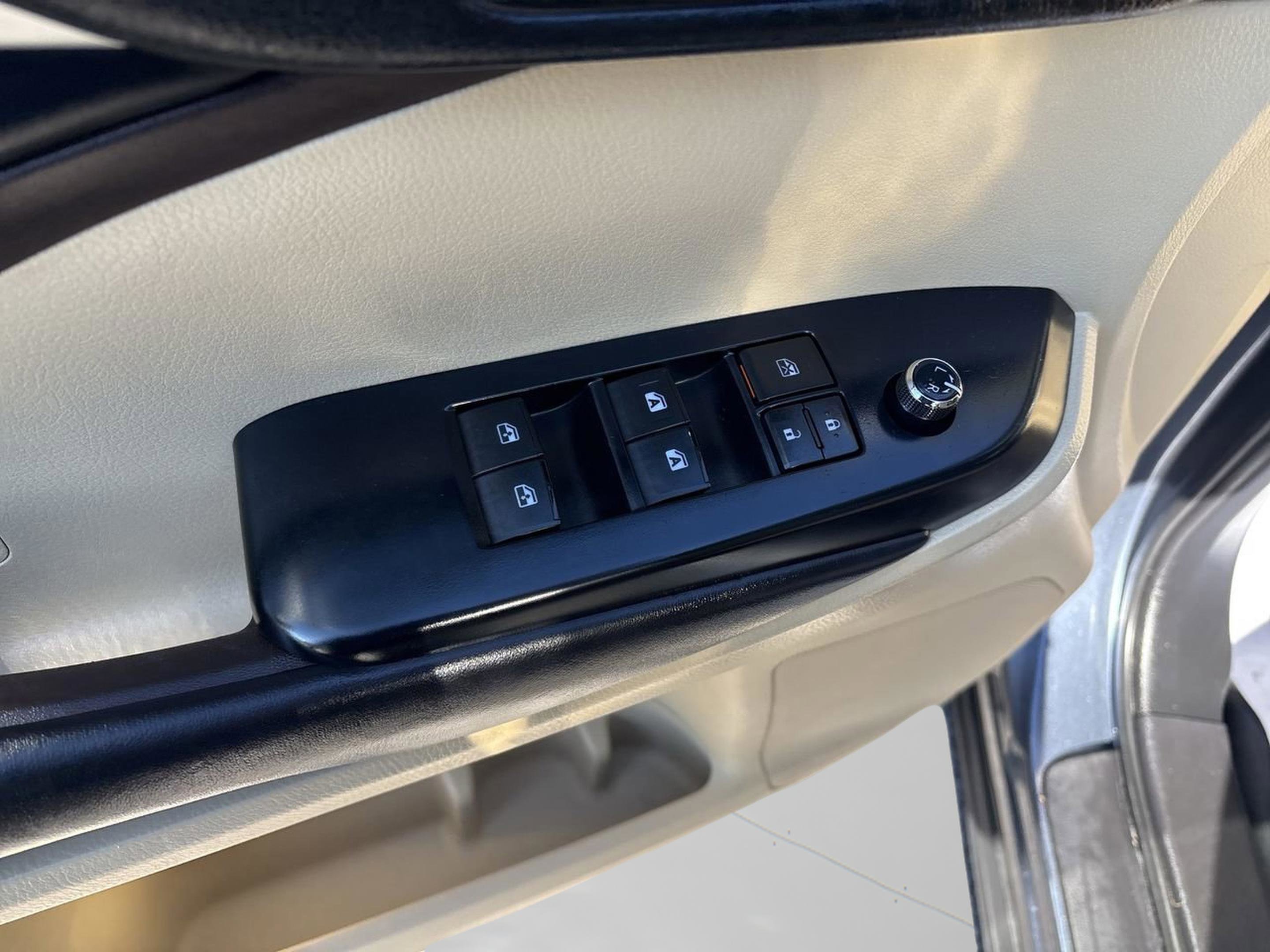 Used 2018 Toyota Highlander SE image 32