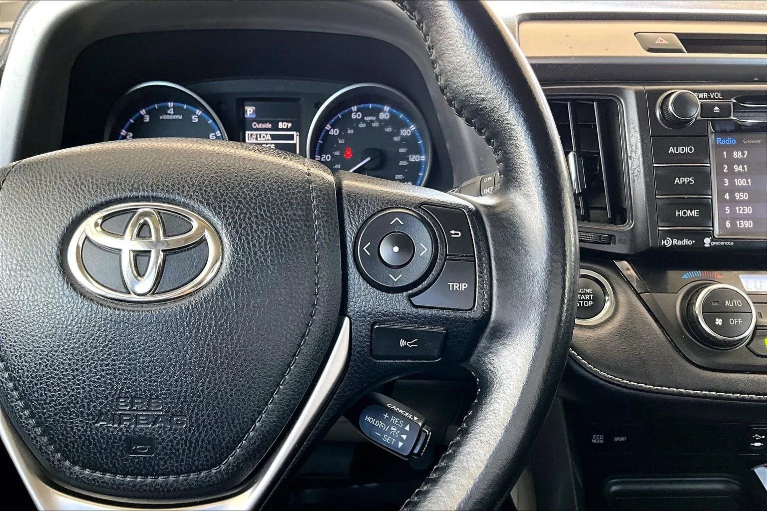Used 2018 Toyota RAV4 XLE FWD image 11