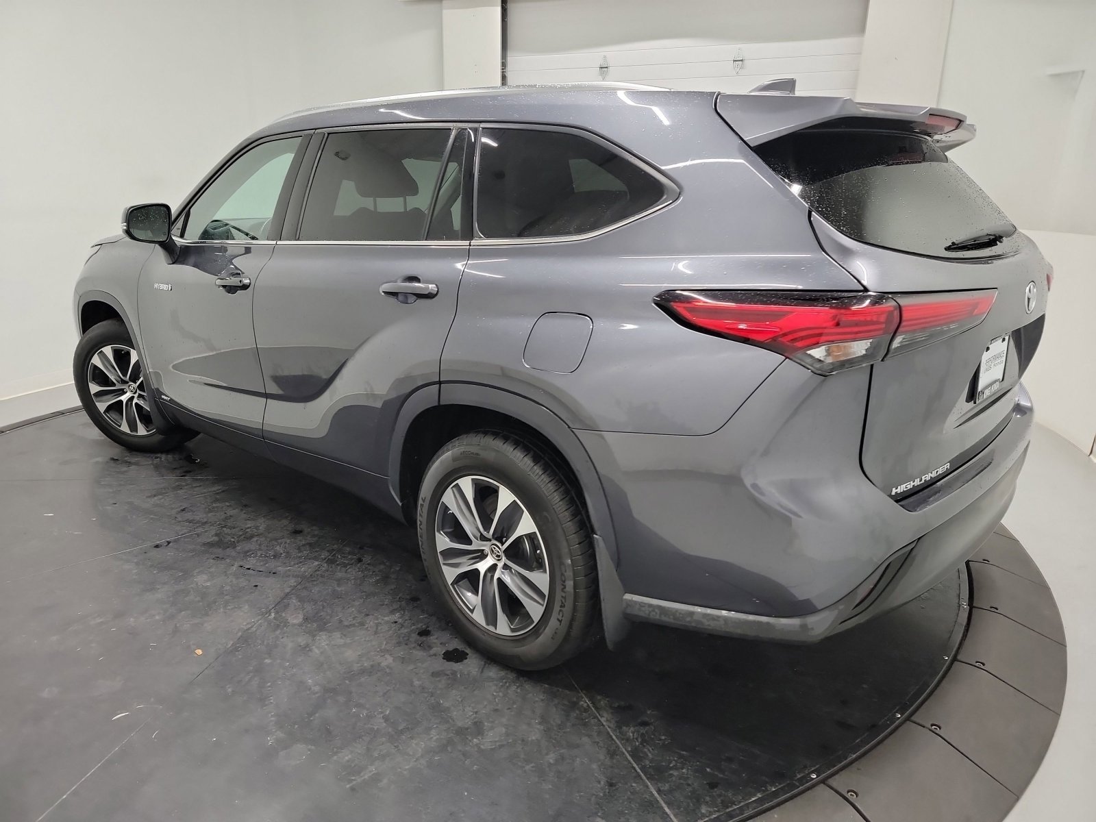 Used 2020 Toyota Highlander XLE AWD/4WD image 6