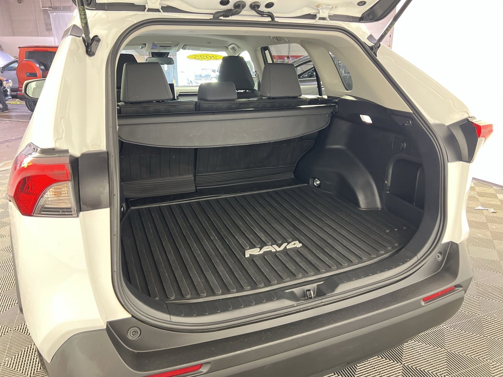 Used 2025 Toyota RAV4 XLE AWD/4WD image 27