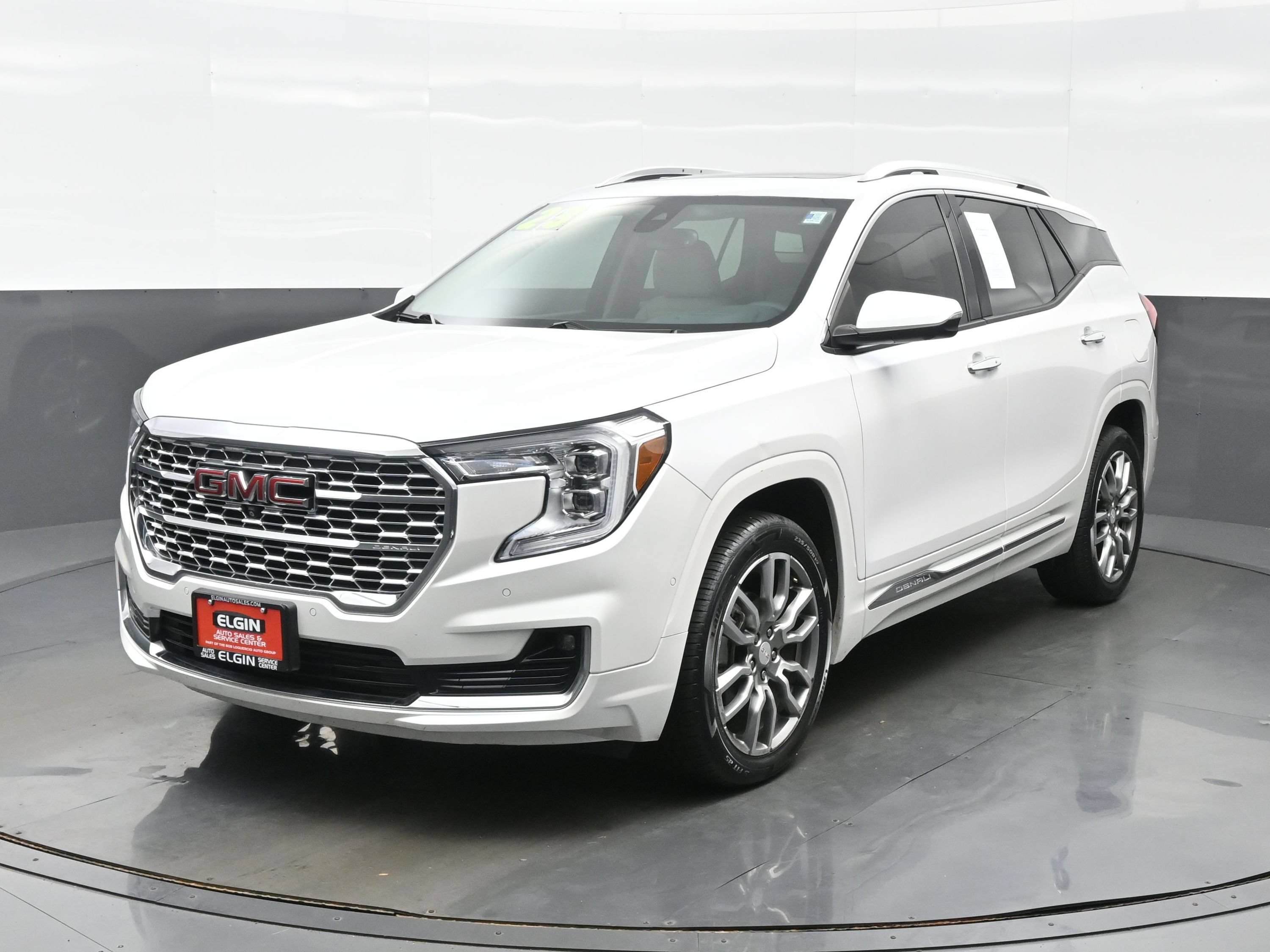 Used 2023 GMC Terrain Denali w/ Denali Premium Package AWD/4WD image 2