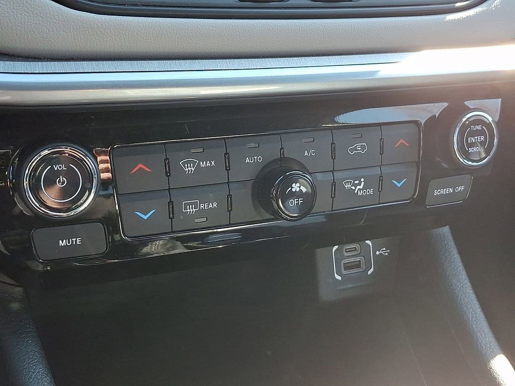 Used 2025 Jeep Compass Limited image 14