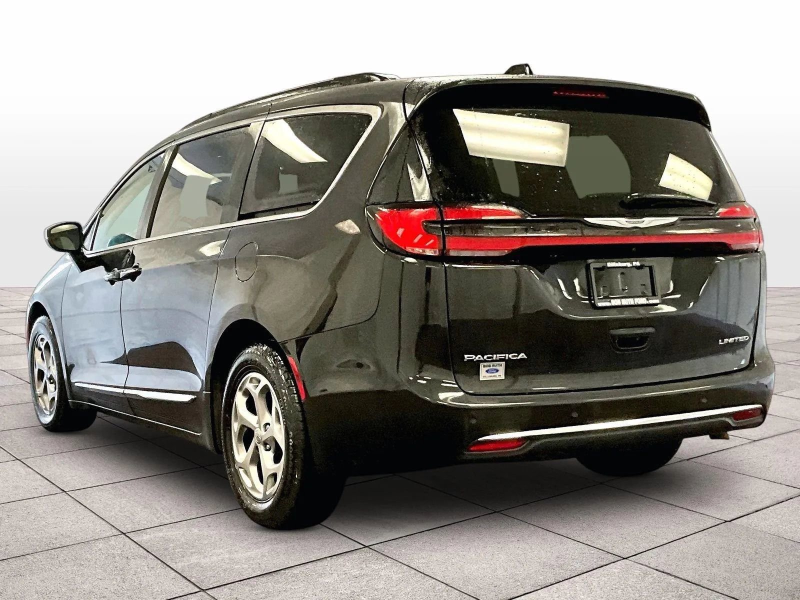 Used 2023 Chrysler Pacifica Limited image 10