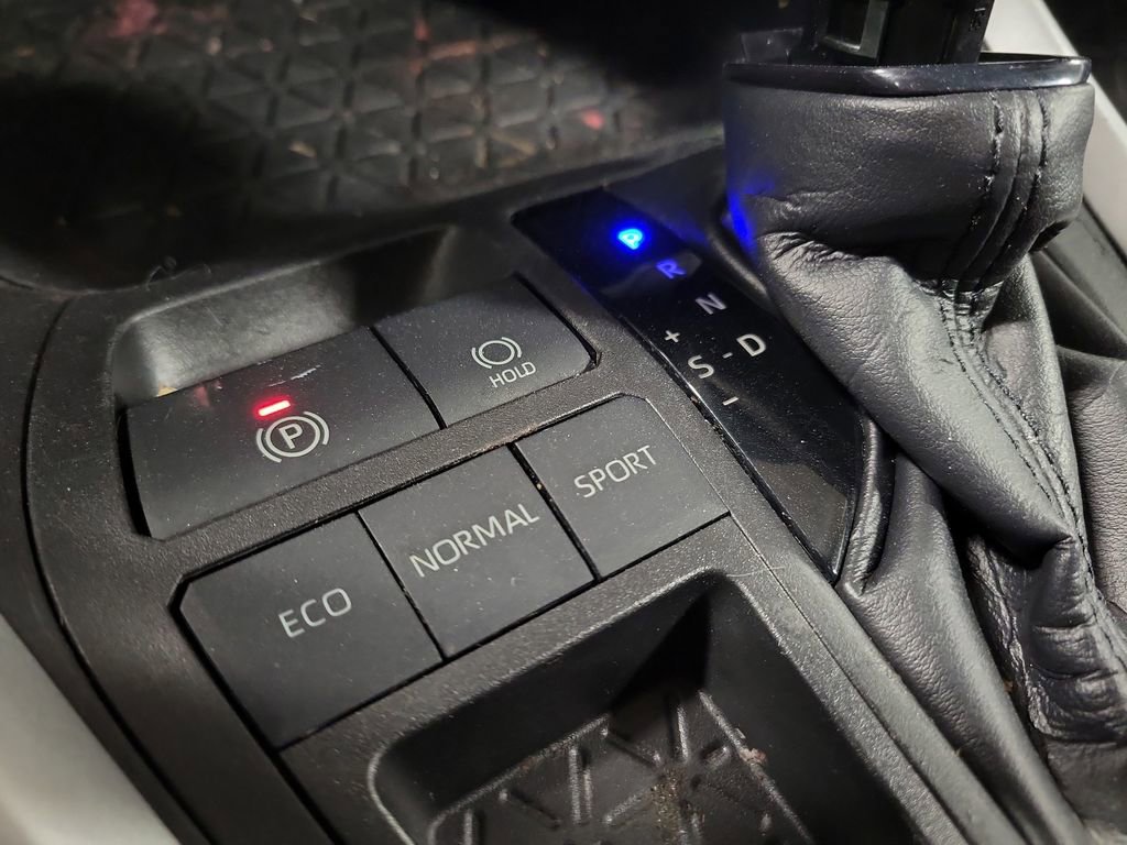 Used 2021 Toyota RAV4 LE image 15