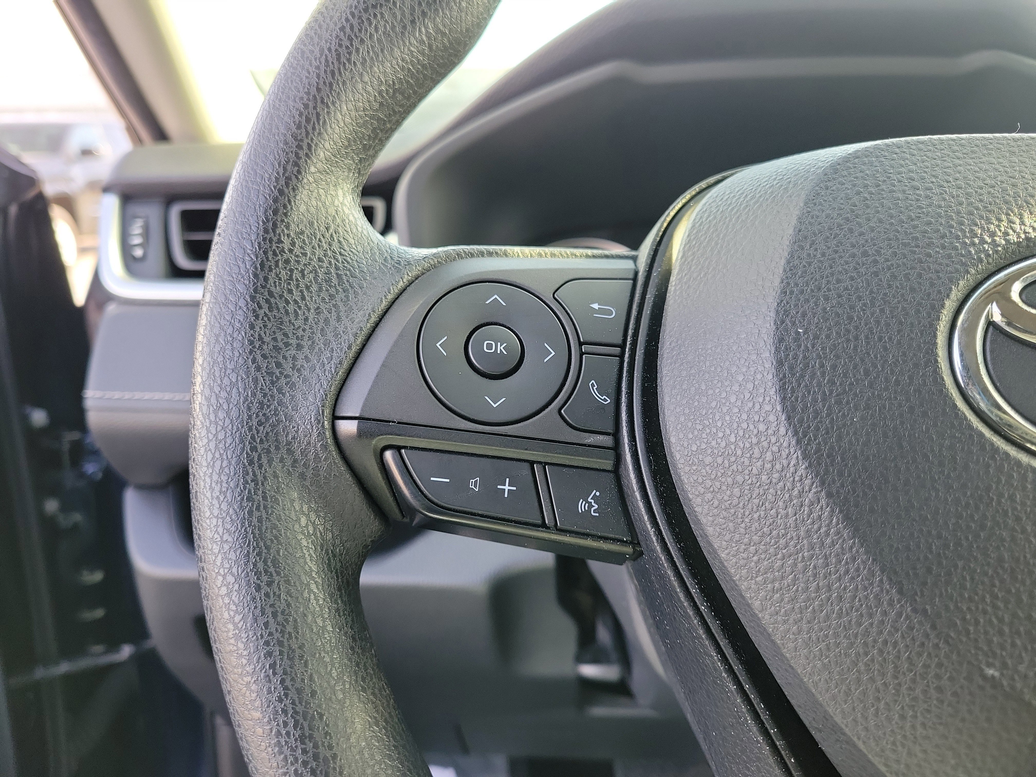 Used 2022 Toyota RAV4 XLE image 22