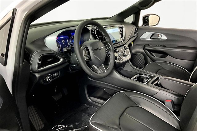 New 2026 Chrysler Pacifica Limited image 8