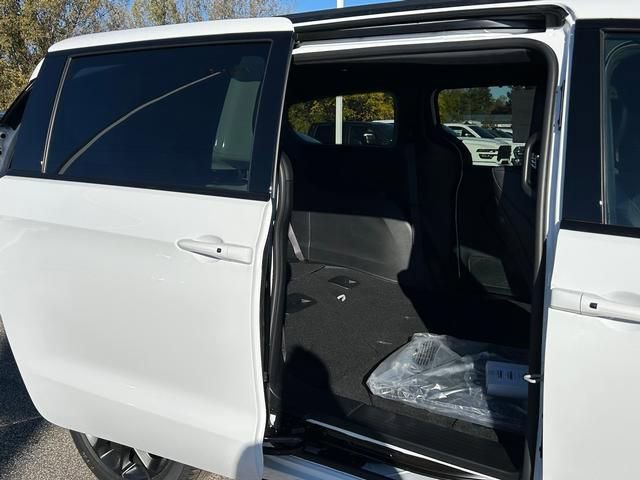 New 2026 Chrysler Pacifica Select image 27