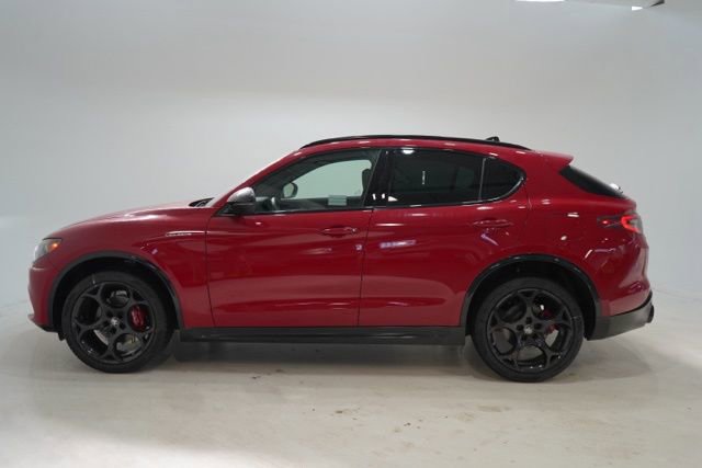 New 2025 Alfa Romeo Stelvio Sprint image 4