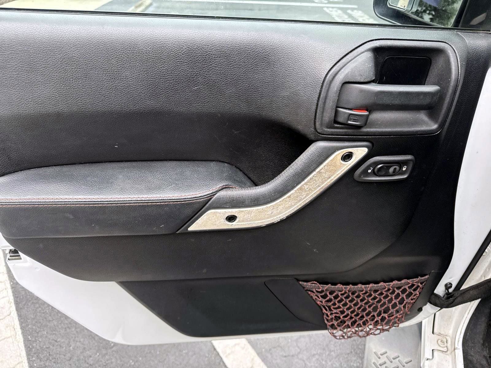 Used 2012 Jeep Wrangler Unlimited Sahara image 8