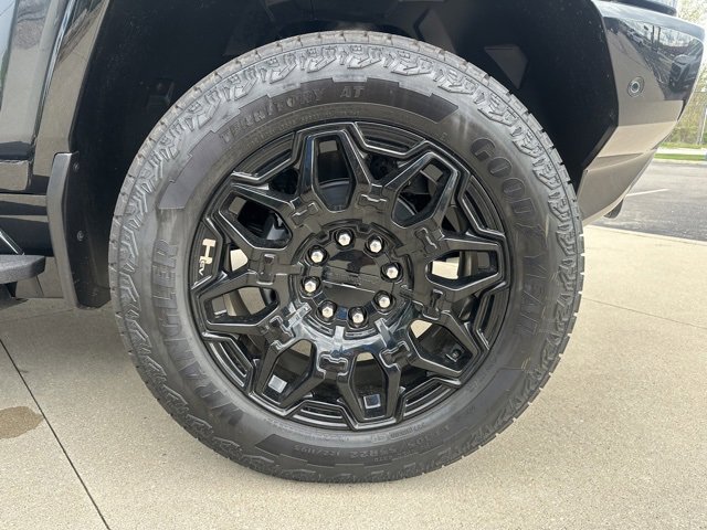 New 2025 GMC Hummer EV 2X w/ LPO, Dark Essentials Package image 6