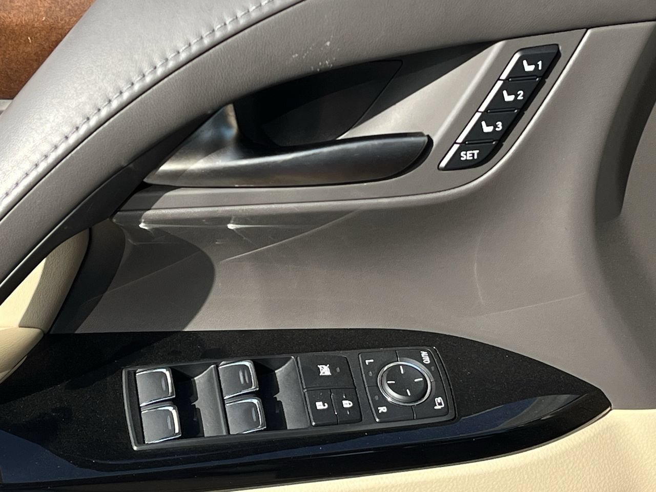 Used 2019 Lexus LX 570 4WD w/ Luxury Package image 21