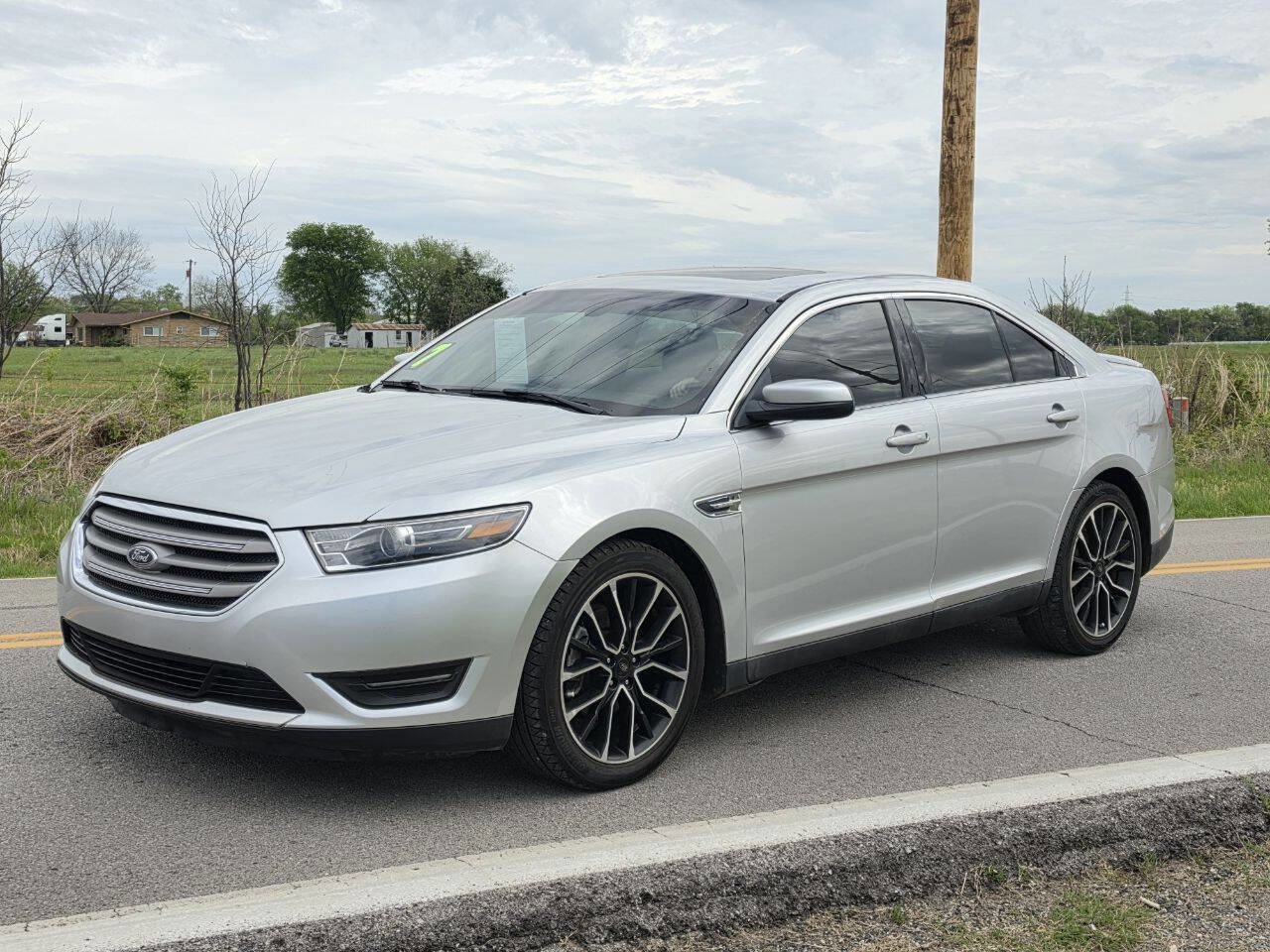 Used 2017 Ford Taurus SEL w/ Equipment Group 201A image 2