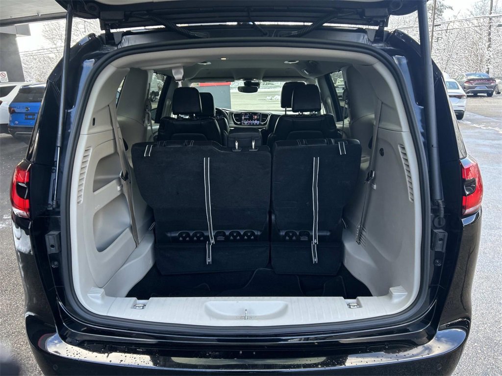 Used 2024 Chrysler Pacifica Touring-L image 13