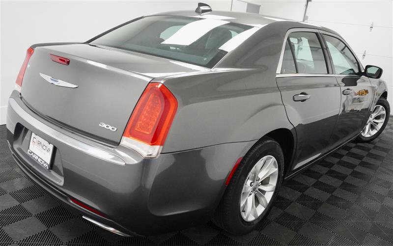 Used 2015 Chrysler 300 Limited image 7