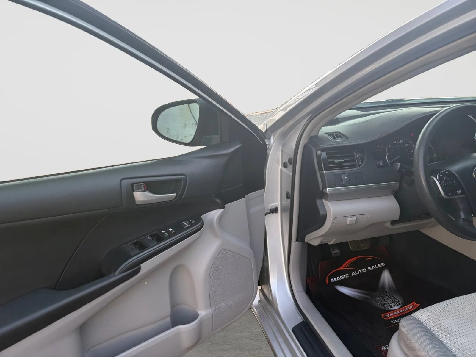 Used 2012 Toyota Camry LE FWD image 11