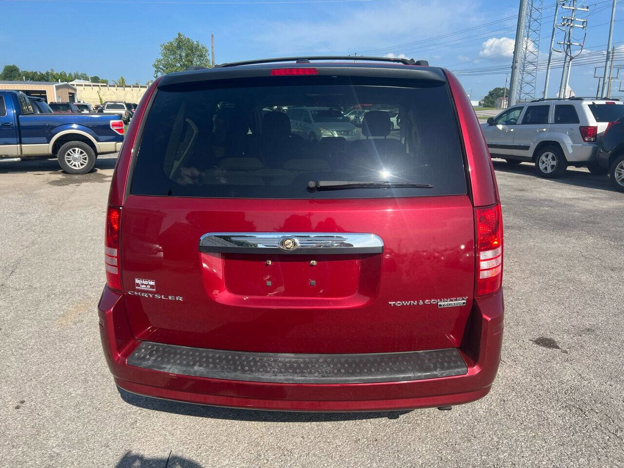 Used 2010 Chrysler Town & Country Touring image 8