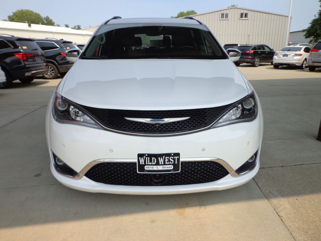 Used 2017 Chrysler Pacifica Limited w/ UConnect Theater Package FWD image 2