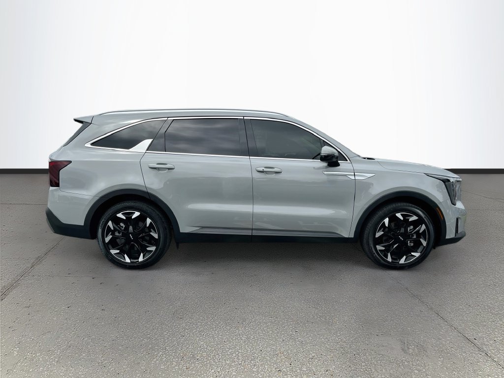 Used 2025 Kia Sorento EX w/ Panoramic Sunroof Package FWD image 8