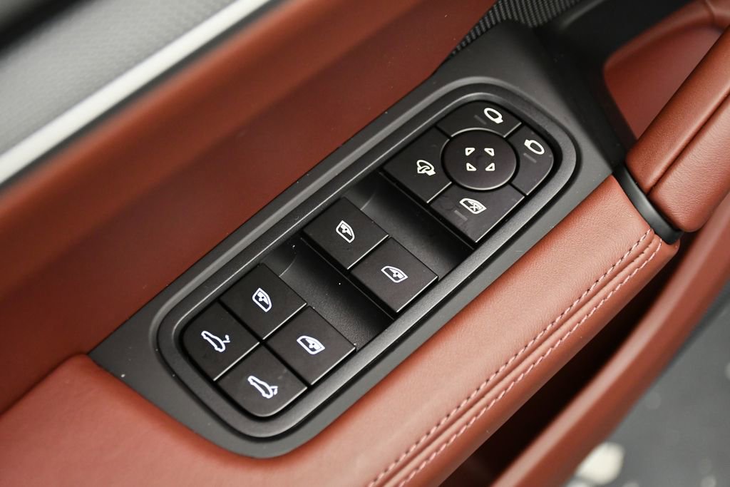 Certified 2025 Porsche Cayenne image 40