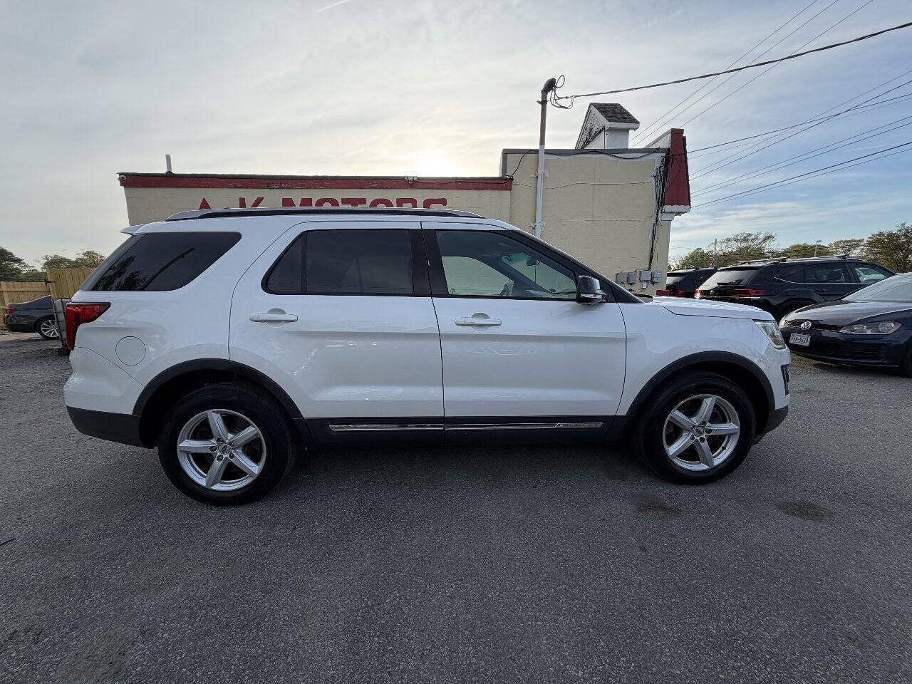 Used 2016 Ford Explorer XLT w/ Equipment Group 202A AWD/4WD image 9