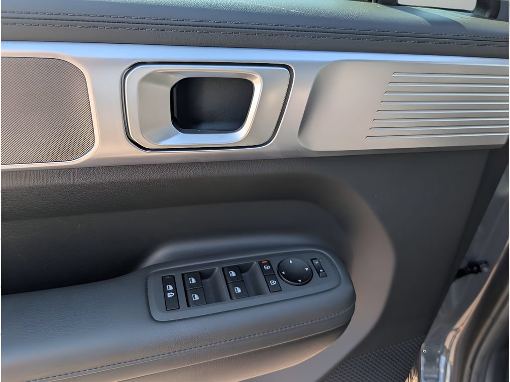 Used 2025 Hyundai Santa Fe SEL FWD image 13