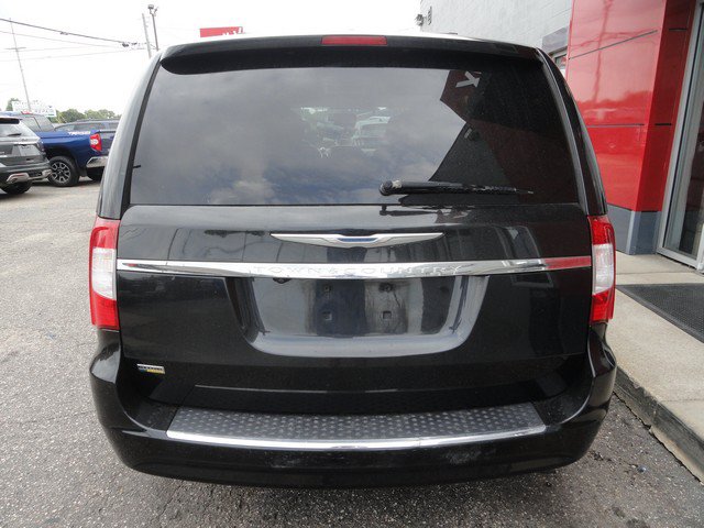 Used 2016 Chrysler Town & Country Touring FWD image 8