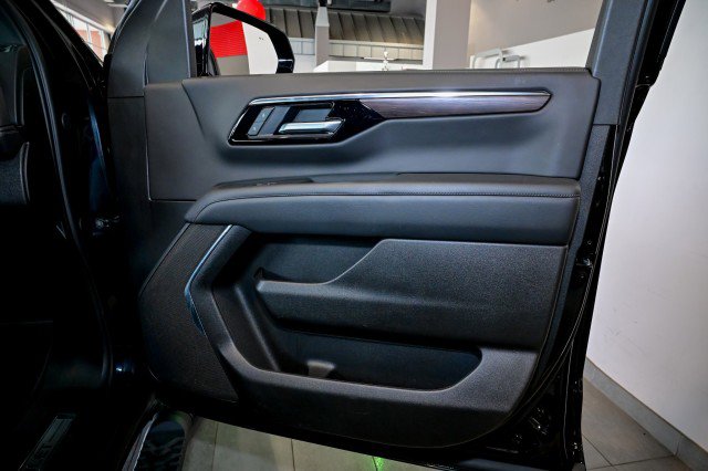 Used 2025 Chevrolet Suburban Z71 AWD/4WD image 30